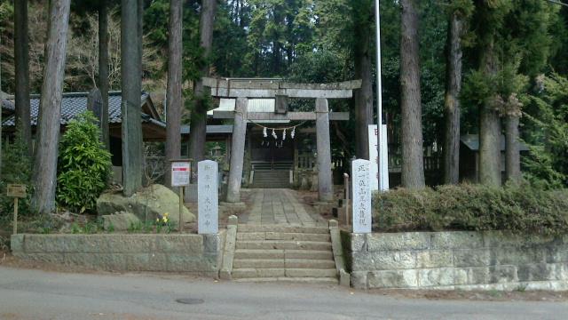 日吉神社。左手に登山口。